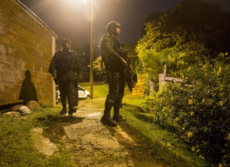 Secretaría de Seguridad anunció que mantendrá los operativos con Policía y Ejército en la comuna 13. El Comité de Derechos Humanos señala que las balaceras se redujeron. FOTO Esteban Vanegas