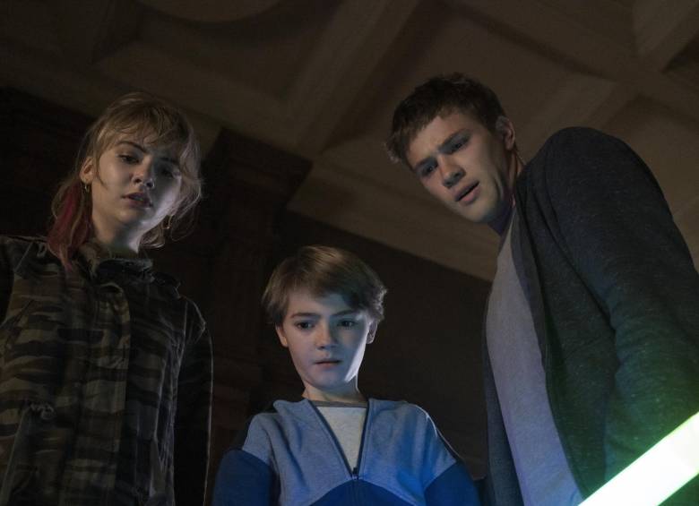 Ellos son, de izquierda a derecha, los hermanos Locke: Kinsey, Bode y Tyler. Interpretados por Emilia Jones, Jackson Robert Scott y Connor Jessup. FOTO cortesía netflix