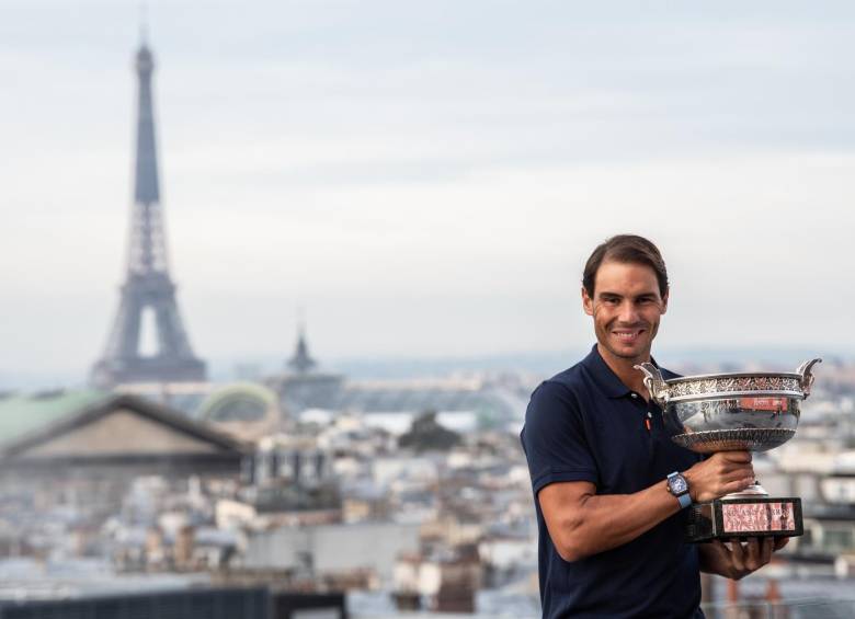 Nadal luce orgulloso su trofeo favorito: la Copa de los Mosqueretos, ganada ya trece veces. Foto AFP