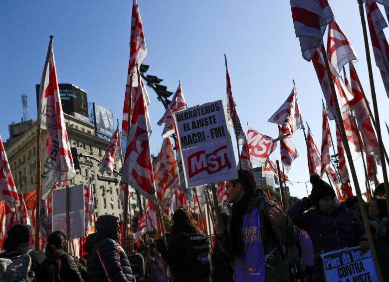 Sindicalistas y partidos de izquierda se encontraron en la Plaza del Obelisco, en Buenos Aires, para protestar en contra del ajuste fiscal que propone el presidente Mauricio Macri. Las manifestaciones fueron, en su mayoría, pacíficas. FOTO efe