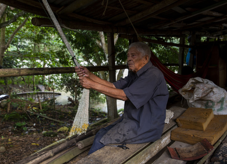 Don Pedro Julio, tejiendo su red de pesca. FOTO ESTEBAN VANEGAS