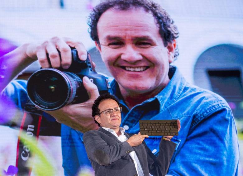 El fotoperiodista Jesús Abad Colorado recibiendo el Reconocimiento a la Excelencia Periodística Foto: Edwin Bustamante