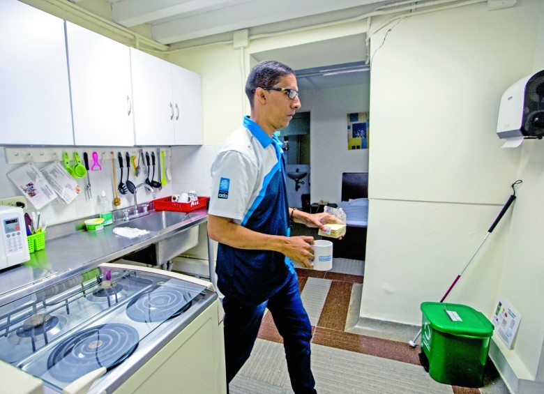 José Albeiro Delgado, de 38 años, es uno de los pacientes ciegos que se ha beneficiado con el simulador de vivienda. En el pequeño apartamento recuperó su autonomía. 