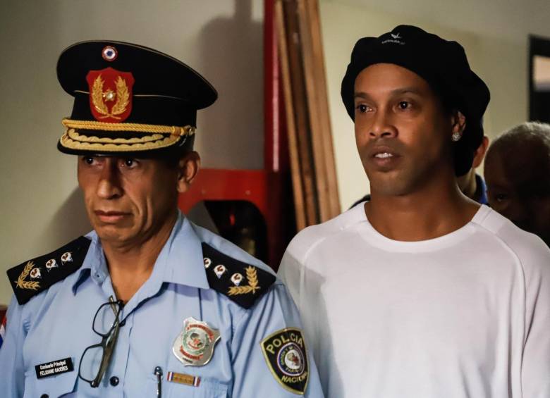 El exfutbolista y su hermano habrían utilizado pasaportes falsificados. FOTO EFE