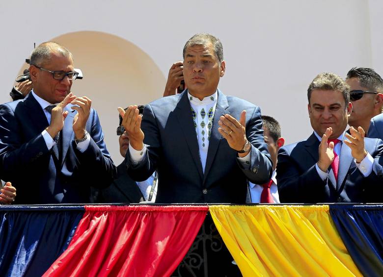 El expresidente de Ecuador, Rafael Correa (derecha), junto a su exvicepresidente, Jorge Glas (izquierda). FOTO EFE