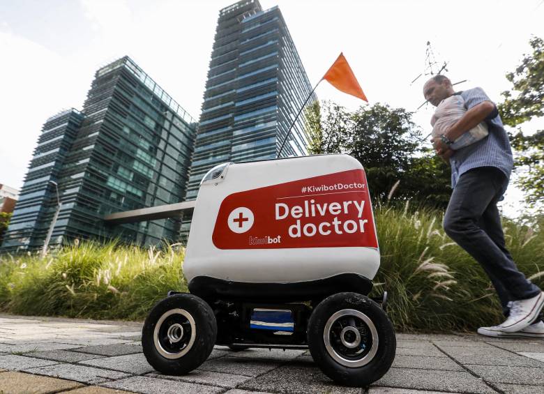 Las cajitas andantes de Kiwibots se estaban entrenando desde febrero en las calles de El Poblado. Ahora envían domicilios con Rappi. FOTO jaime pérez