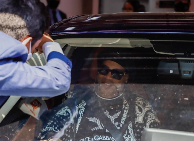Ronaldinho deja Asunción en medio de varios seguidores 