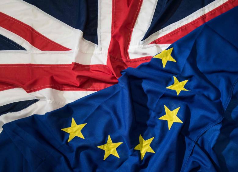 Banderas del Reino Unido y la Unión Europea. FOTO: AFP