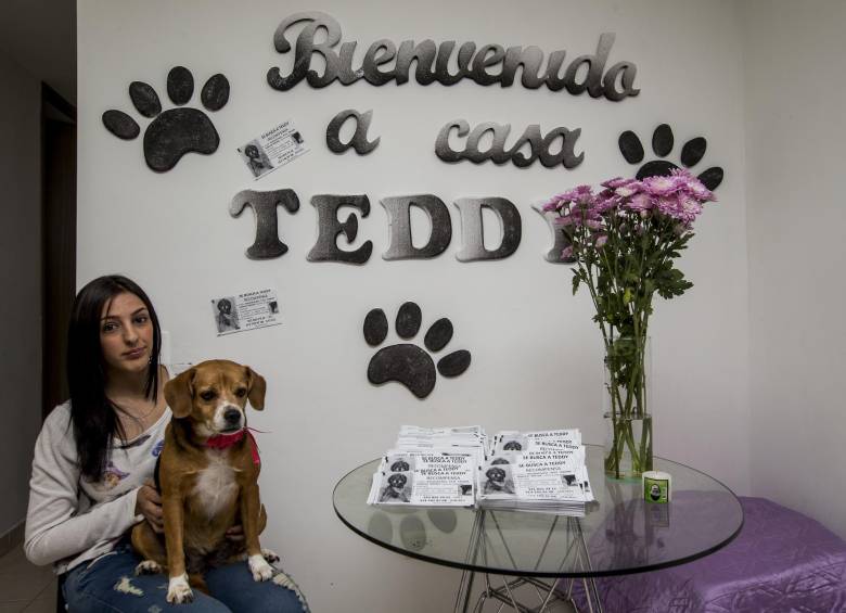 Tatiana no adornó la casa en Navidad. Puso un mural de bienvenida por si Teddy vuelve. Su otra mascota se llama Lupita.FOTOS Jaime Pérez y cortesía