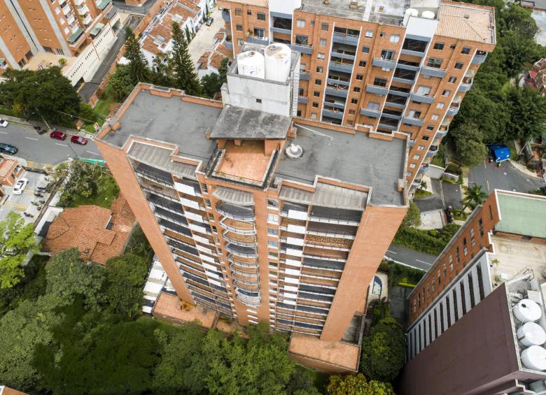 Mañana, a las 10:00 a.m., la detonación de 100 kilos de explosivo indugel cerrará el capítulo de otro de los inmuebles enfermos de la ciudad, ubicado en la Loma de Los Bernal. Le explicamos todos los detalles. PÁg. 2 FOTO Esteban Vanegas