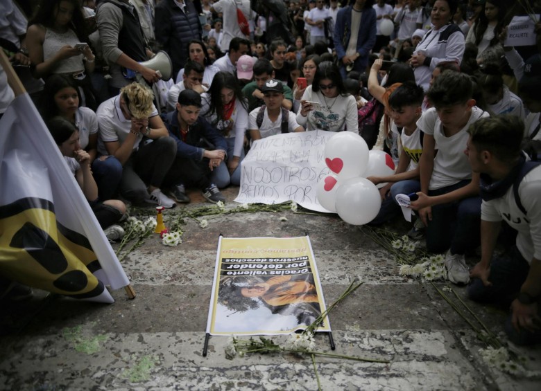 Estudiantes rodean la fotografía de Dilan Cruz en una manifestación por él. FOTO COLPRENSA