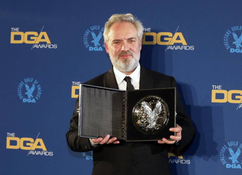 El director británico Sam Mendes posa con su premio después de una victoria para ‘1917’ en los 72. ° Premios Anuales del Gremio de Directores de América. FOTO EFE