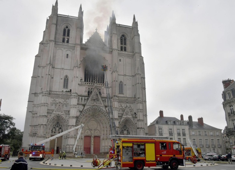 La brigada de bomberos trabaja para extinguir el incendio en la Catedral de San Pedro y San Pablo, en Nantes, Francia. FOTO FRANCE OUT 
