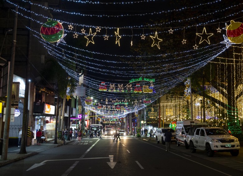 Envigado encendió hoy miércoles 18 de noviembre su alumbrado navideño, convirtiéndose en el primer municipio de Área Metropolitana en iluminar de colores sus calle y parques. Foto: Esteban Venegas.