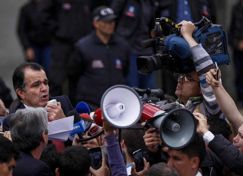 El líder del Centro Democrático, Óscar iván Zuluaga, leyó una declaración a su salida de la Fiscalía. FOTO COLPRENSA