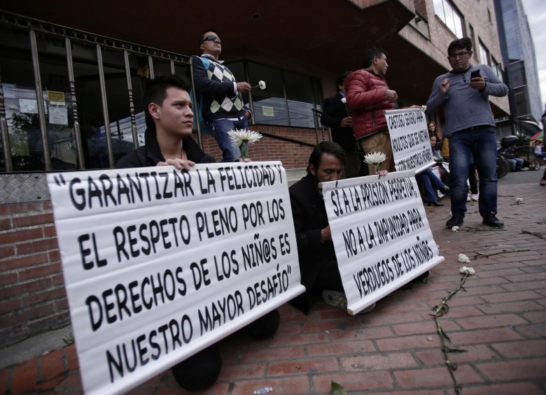 En frente de la clínica Navarra, en Bogotá, familiares y ciudadanos rindieron un homenaje a la víctima. Pidieron celeridad en las investigaciones. Alcaldía Distrital apoyó la iniciativa. FOTO Colprensa 