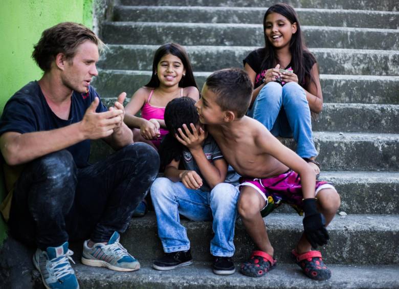 Compartió con los niños con señas de manos y un poco español. FOTOs cortesía Red Bull-Maximiliano Blanco