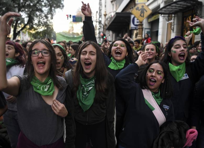 Activistas pro-elección se manifiestan fuera del Congreso argentino en Buenos Aires. FOTO AFP