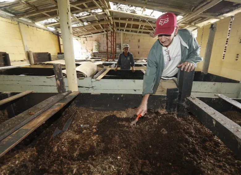 Pedro Pablo Velásquez lleva más de cuatro décadas trabajando en reciclaje y sostenibilidad ambiental. FOTO Juan Antonio Sánchez Foto: Manuel Saldarriaga Quintero