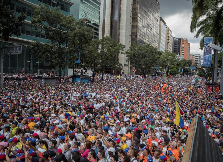 Centenares de opositores al Gobierno de Nicolás Maduro salen a la calle a marchar este sábado, en Caracas (Venezuela). FOTO EFE