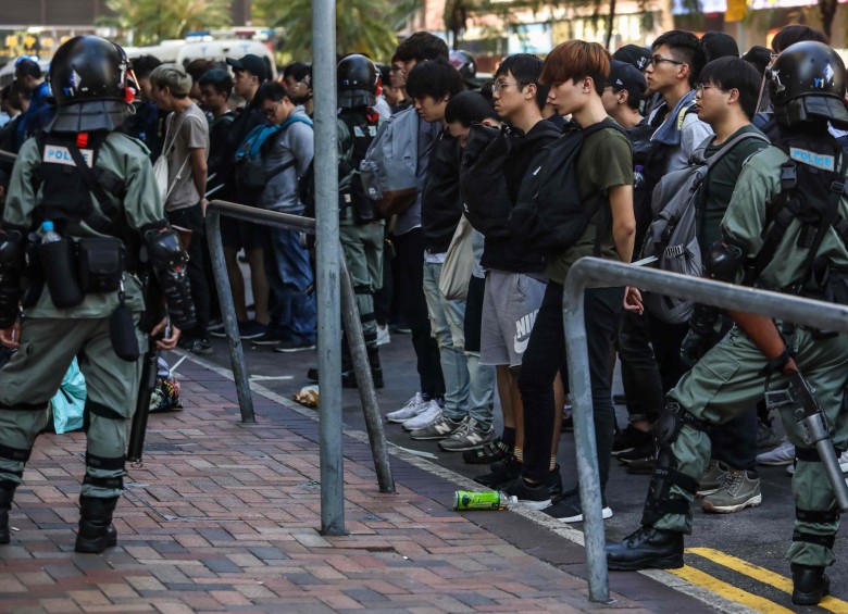 El lunes 18 de noviembre comenzó en Hong Kong con más protestas y choques con la policía. FOTO AFP