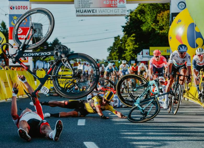 Jakobsen, en el spint final, recibió un empujón de su compatriota Dylan Groenewegen y chocó contra las barreras metálicas. Groenewegen fue excluido de la carrera y se enfrenta sanciones adicionales de la Unión Internacional de Ciclismo. Foto: AFP