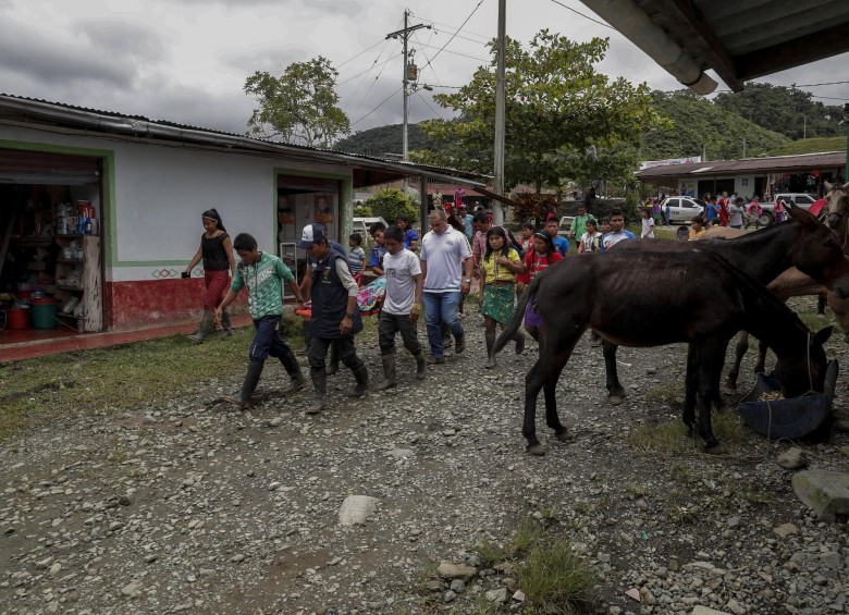 Los indígenas deben recorrer dos días de camino para llegar al centro médico más cercano. Las mujeres heridas fueron trasladadas en un helicóptero del programa aéreo de salud. FOTO ARCHIVO ESTEBAN VANEGAS