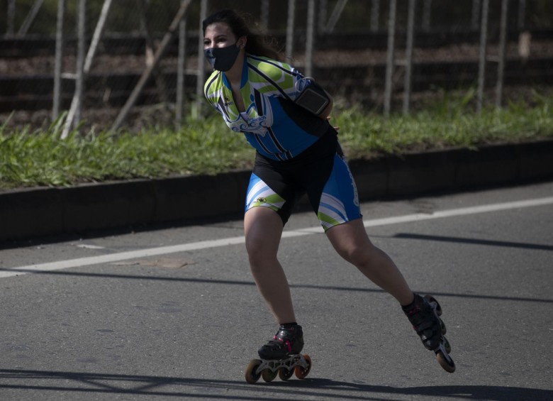 Tras más de cinco meses los paisas pueden volver a salir y hacer deporte por las tradicionales ciclovías en Medellín. FOTO EDWIN BUSTAMANTE