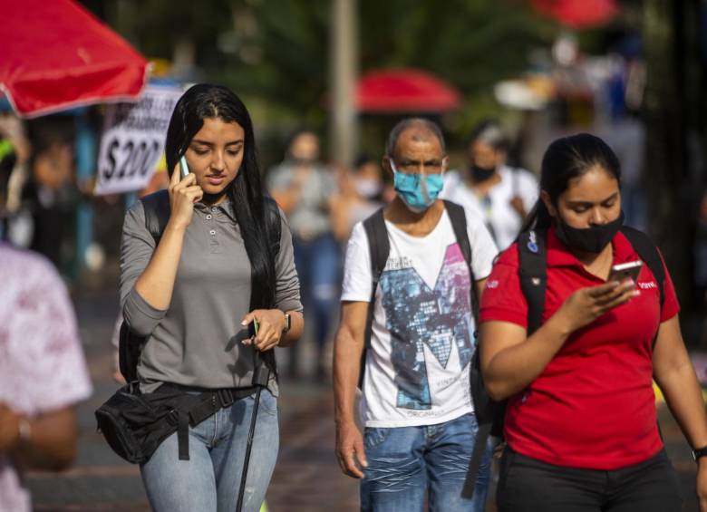 No usar tapabocas, como la joven de la imagen, es un riesgo frente al coronavirus. Tanto gobierno como médicos y especialistas hacen un llamado para no bajar la guardia. FOTO Carlos Velásquez