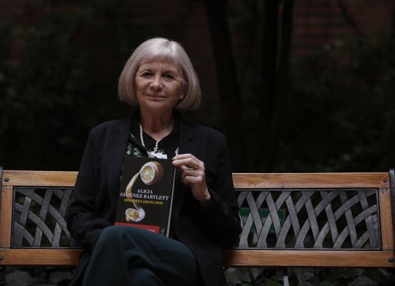 La escritora Alicia Giménez pasó por Bogotá, como parte de su gira después de ganar el premio Planeta. FOTO colprensa.