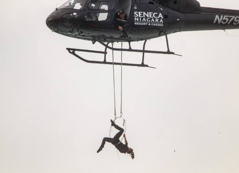 Acróbata se cuelga por la boca de un helicóptero sobre el Niágara 