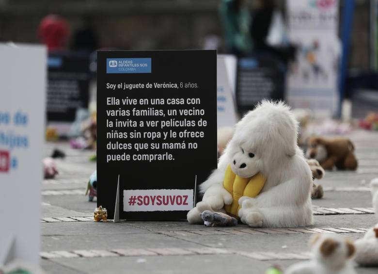 Este martes, en la Plaza de Bolívar, se realizó un plantón en contra del abuso sexual a menores de edad. FOTO COLPRENSA