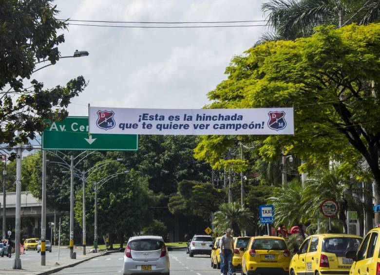 Por los alrededores de la unidad deportiva Atanasio Girardot, la afición escarlata hizo sentir su apoyo al Deportivo Independiente Medellín (DIM) con estos mensajes. Foto: Carlos Velásquez