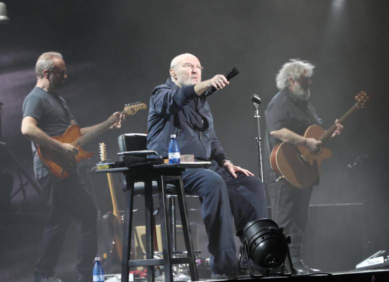 Phil Collins en su concierto en Uruguay. Abajo, la lista de 14 conciertos que dio en América Latina entre febrero y marzo de este año. FOTO EFE