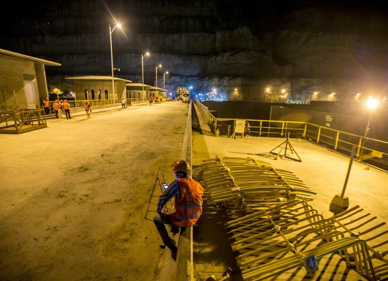 Los trabajadores también hacen turnos de noche en la central hidroeléctrica. FOTO: Juan Antonio Sánchez. 