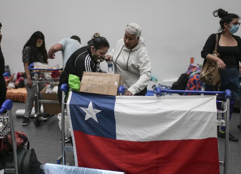El Gobierno de Chile, que decretó cuarentena para hacerle frente al coronavirus, no logra calmar los ánimos ciudadanos. FOTO AFP