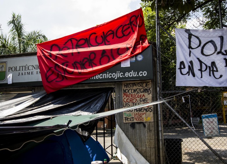 Hasta la tarde de ayer, los huelguistas del Politécnico Jaime Isaza Cadavid todavía estaban manifestándose a la espera de comunicación del rector Libardo Álvarez. FOTO Julio César Herrera