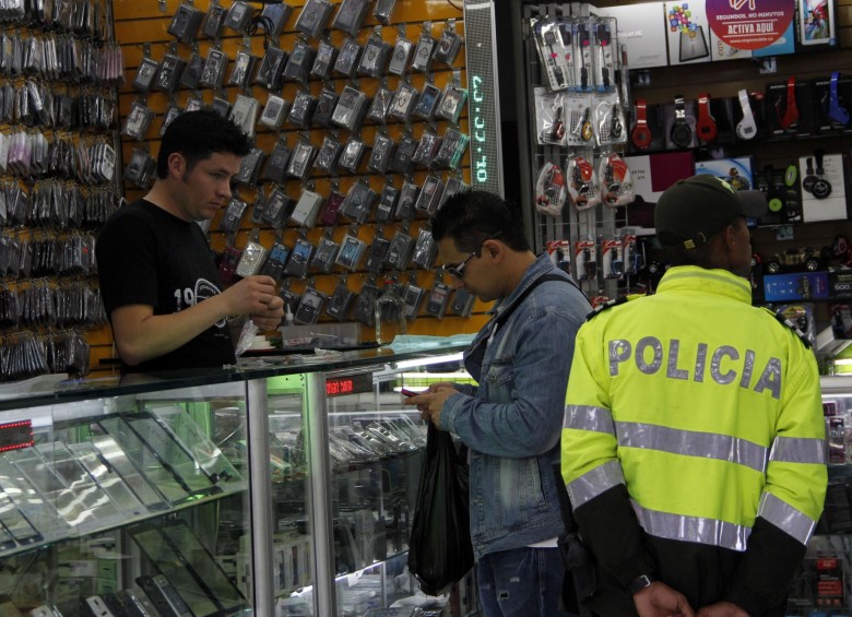 Operadores móviles enviarán registros de sus “listas negras” a la Polícia para mejorar los controles. FotO colprensa