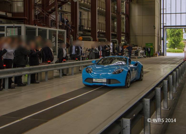 Al rodar sobre la vía, cubierta con el material, el carro puede recibir por transferencia la carga que necesita. FOTO cortesía intis