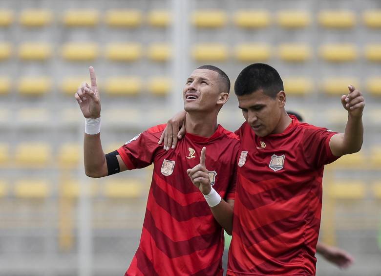 Luis Páez (izquierda) y Jaime Córdoba celebran el tanto del delantero paisa, quien marcó de penalti frente a Equidad en condición de visitante. Los de Oriente sorprenden con su juego. FOTO colprensa