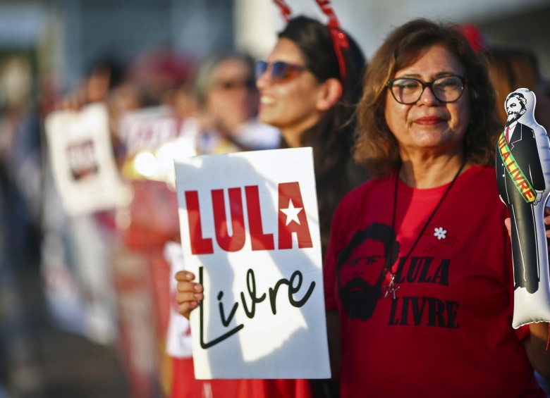 Una partidario del expresidente de Brasil Luiz Inácio Lula da Silva muestra un cartel para apoyar la libertad del exmandatario. FOTO AFP