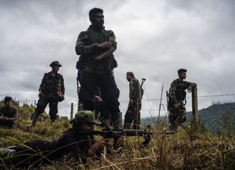 En la foto, alias Pisingo da entrenamiento militar a uno de los integrantes de las disidencias del frente 18. FOTO: Federico Ríos 