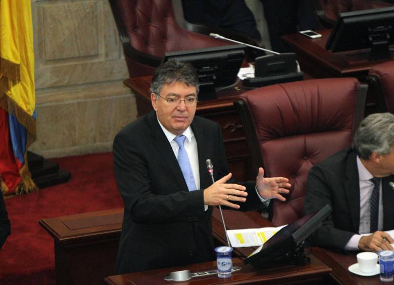 El ministro de Hacienda, Mauricio Cárdenas, no fue al debate de control político en Senado por la venta de Isagén. FOTO colprensa