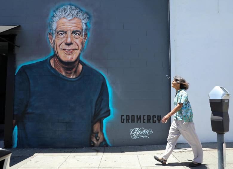 En Santa Mónica California, pintaron un mural como homenaje a Anthony Bourdain. FOTO: EFE