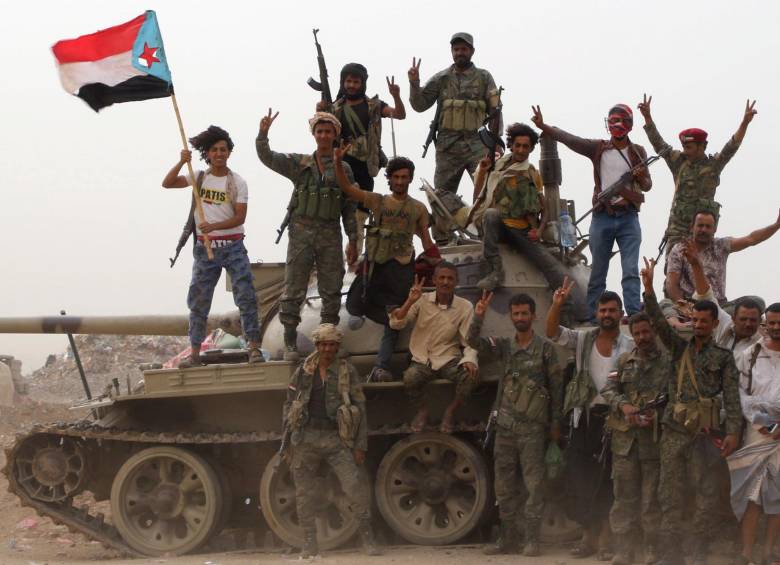 Miembros del grupo separatista “Cordón de Seguridad” en un tanque de guerra en Adén, Yemen, este 10 de agosto. Foto: Reuters