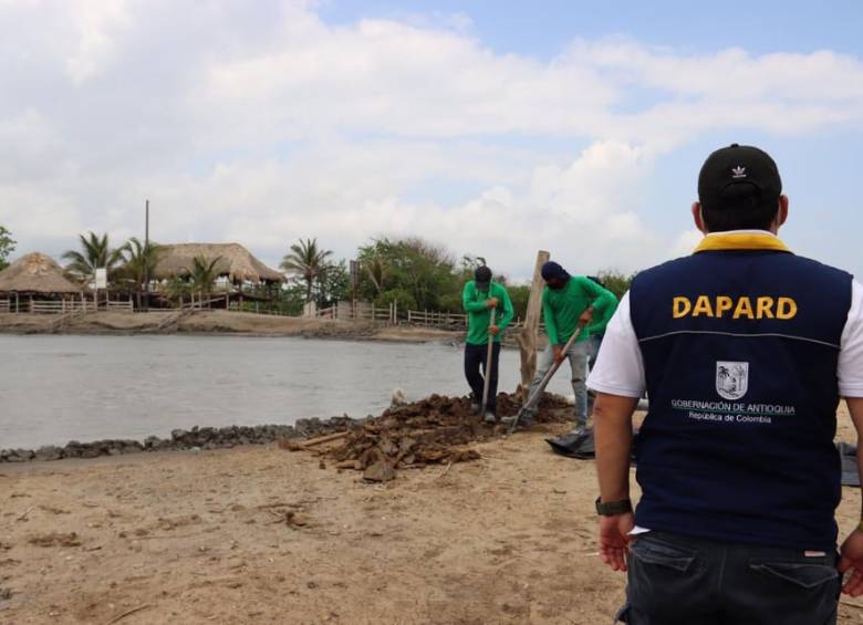 En diversos frentes de emergencia trabaja el Dapard en Urabá. Uno de ellos es el volcán de lodo de Arboletes, que presenta alto riesgo. FOTO CORTESÍA