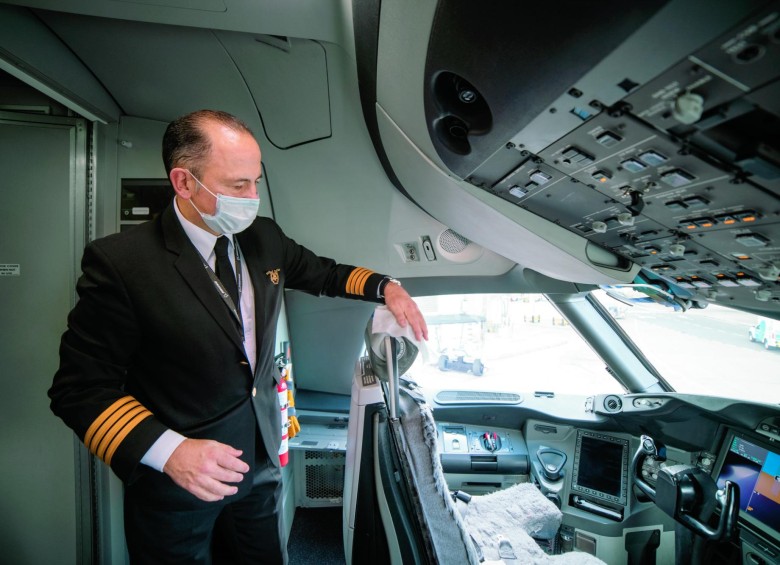 Hasta los pilotos en sus cabinas adoptan las medidas de desinfección y uso de tapabocas requeridos tanto dentro como fuera de los aviones. FOTO cortesía avianca