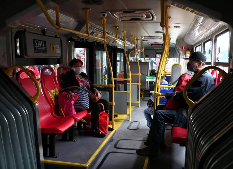 Integrantes de la banda se paraban en las puertas de los buses del sistema y aprovechaban los tumultos para robar los objetos personales. Foto: Colprensa 
