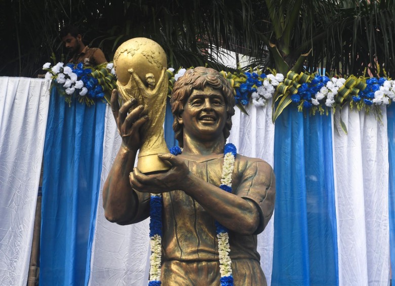 Por varias calles de Calcuta también se exhiben esculturas del campeón del Mundial de México 1986. FOTO AFP 