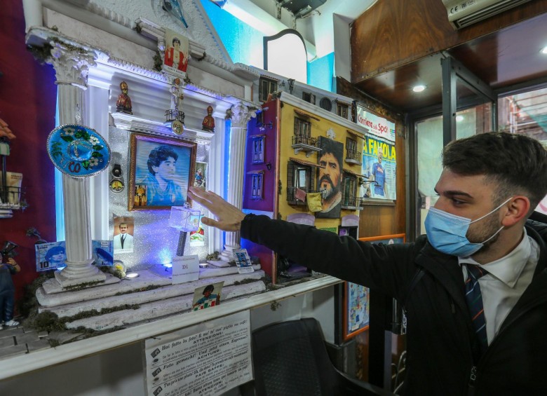 Cuadros y pinturas con el rostro de Maradona también reposan en restaurantes y cafés de Nápoles. AFP